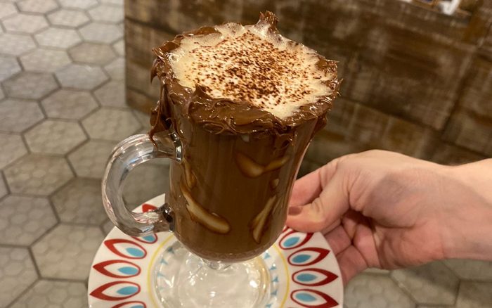 Chocolate quente com chantilly e raspas de chocolate