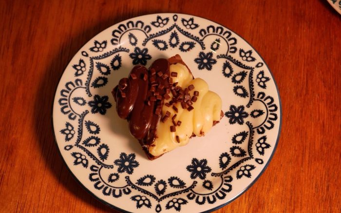 Brownie Dois Amores coberto com creme Laka e brigadeiro belga