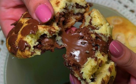 Cookie recheado de Nutella partido ao meio