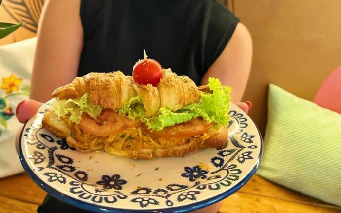 Croissant de frango com Catupiry, tomate e alface