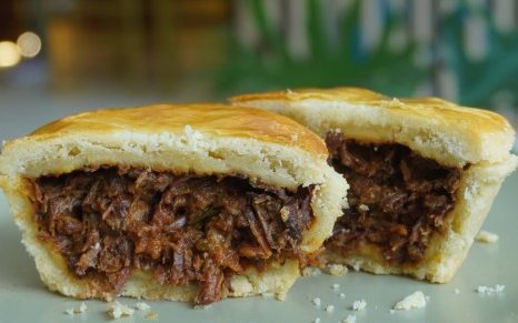 Empada de carne de panela aberta ao meio