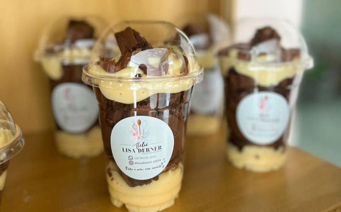 Copos de brownie com cremes em camadas