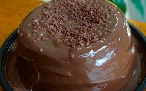 Vulcão de cenoura com cobertura de brigadeiro belga