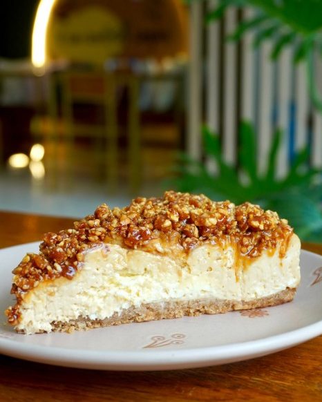 Fatia da torta Crocante, cheesecake de doce de leite com amendoim caramelizado