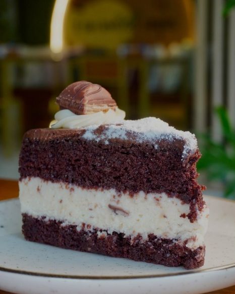 Fatia de Kinder com massa de cacau e mousse de chocolate branco