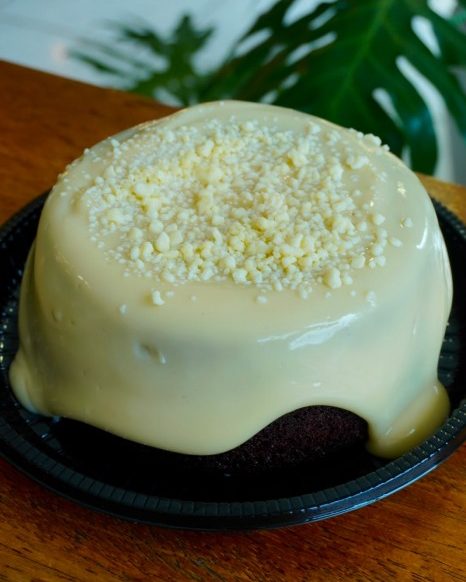 Vulcão Laka, bolo de chocolate coberto com creme de chocolate branco